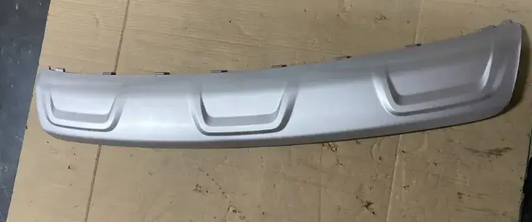 Нижняя декоративная накладка переднего бампера