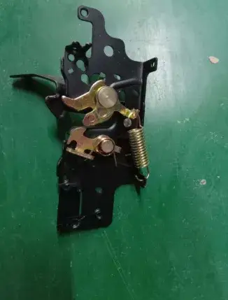 Замок капота