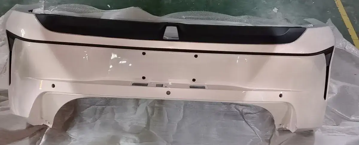 Задний бампер в сборе (белый)