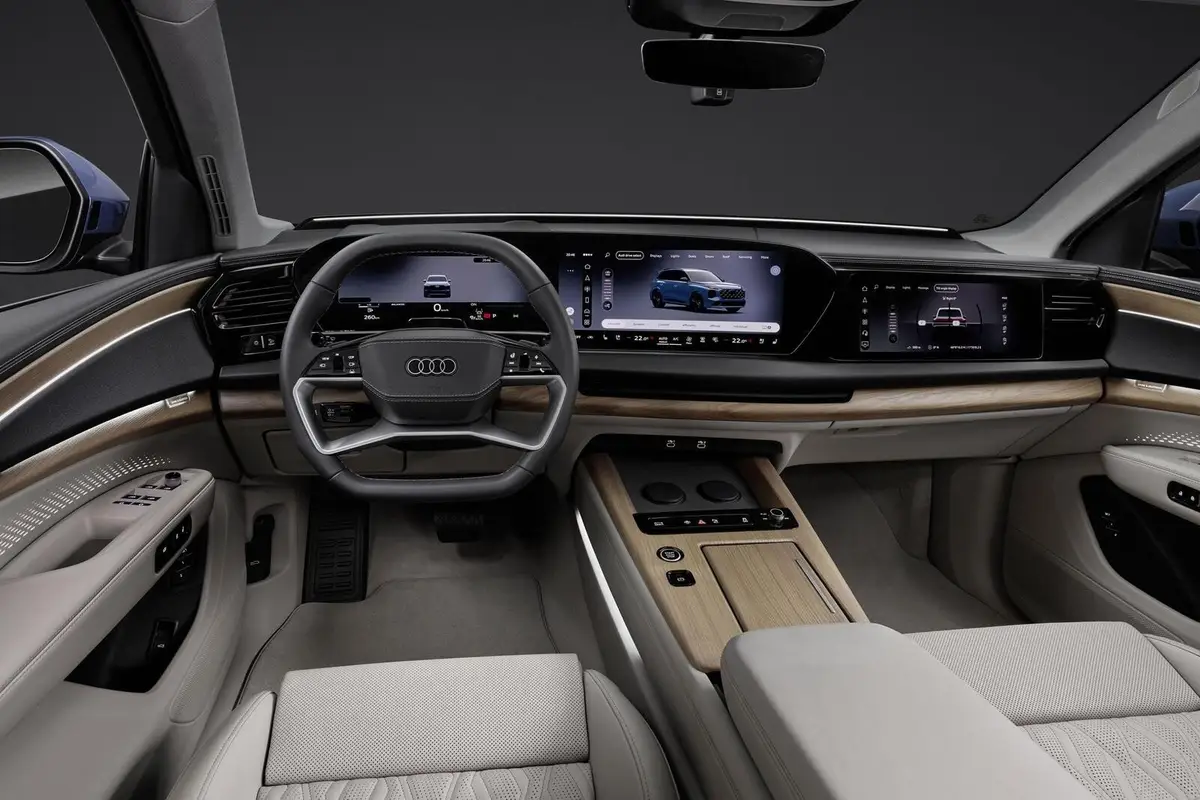 Audi Q7 (Ауди Q7) из Китая под заказ — передняя панель с экранами мультимедиа
