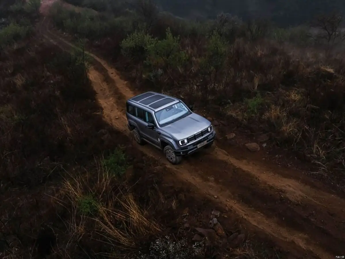 BAIC (БАИК) под заказ из Китая — BAIC BJ40 в цифрах: 230 мм клиренса, 2 140 кг и шины 265/65 R17