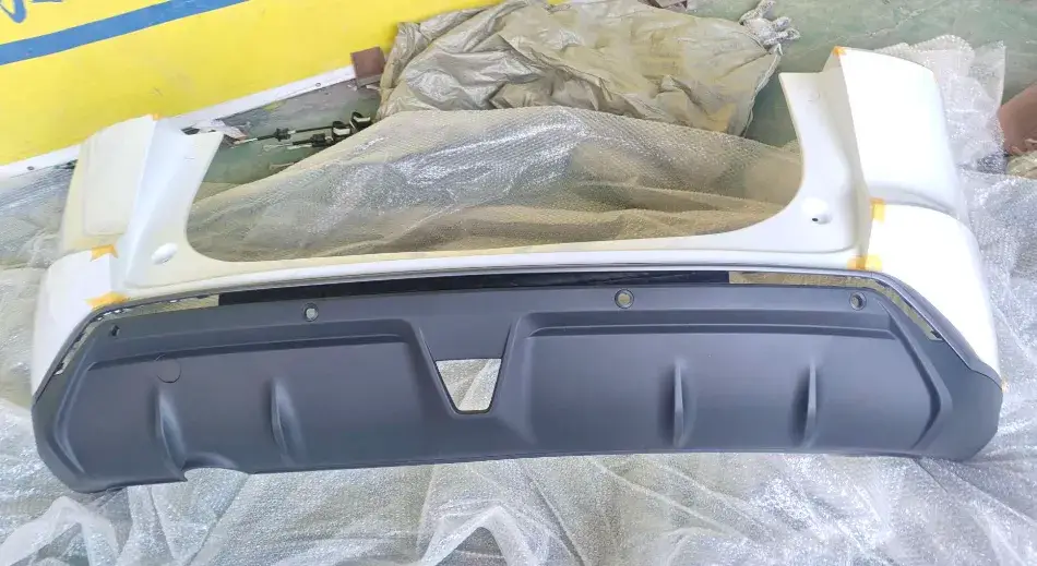 Задний бампер с навесными деталями в сборе