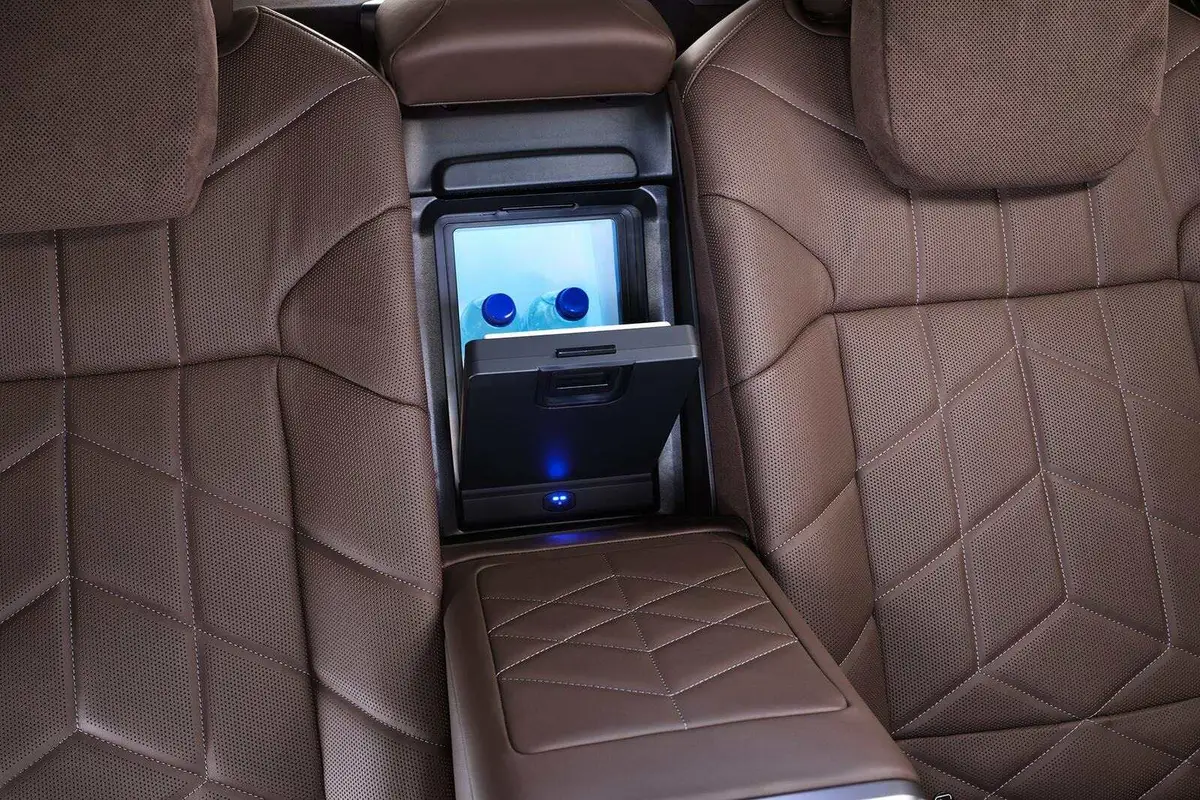 BMW 7 серии из Китая под заказ — задний ряд и потолочный экран
