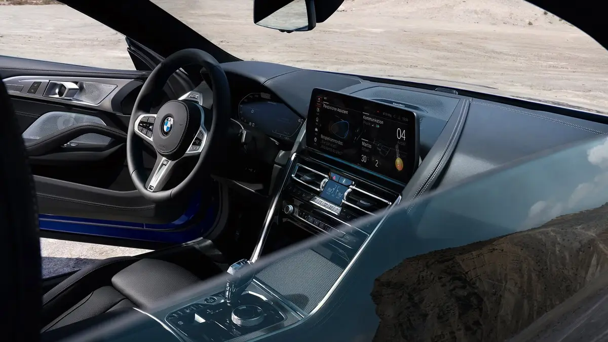 BMW 8 серии из Китая под заказ — передняя панель, руль и центральный экран