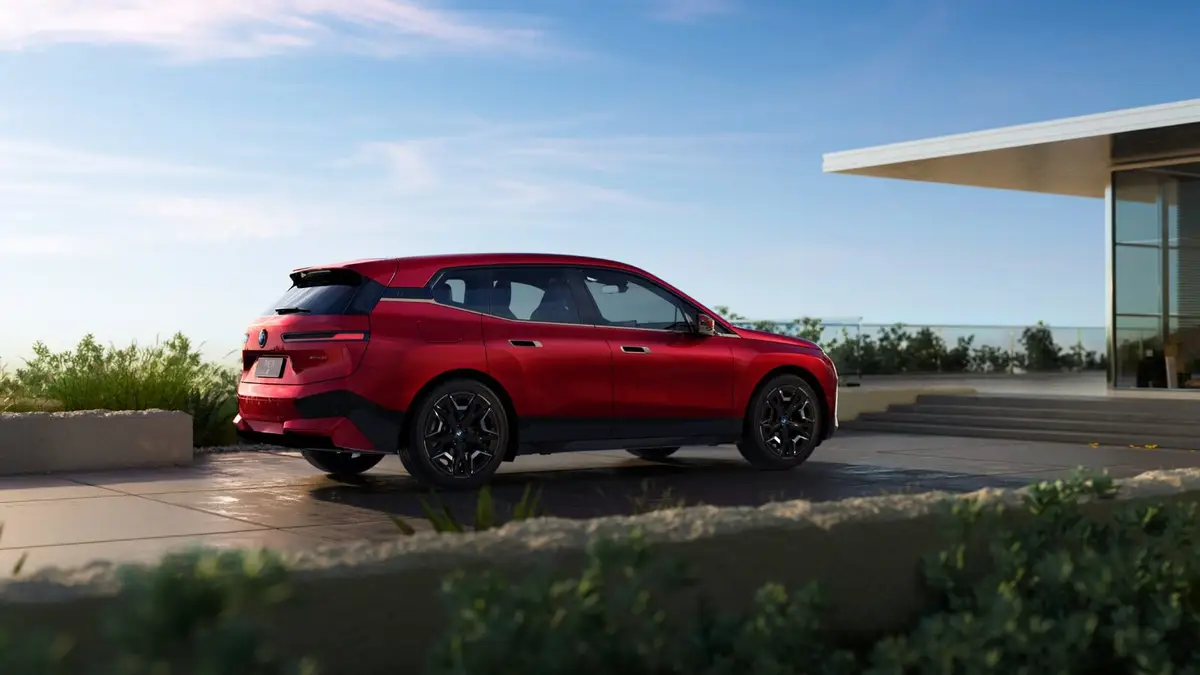 BMW iX из Китая под заказ — Рестайлинг iX 2025 года: фары, решётка, версии