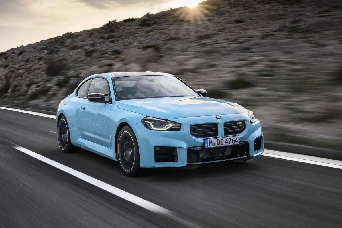 BMW M2 (БМВ M2) из Китая под заказ — на трассе в повороте