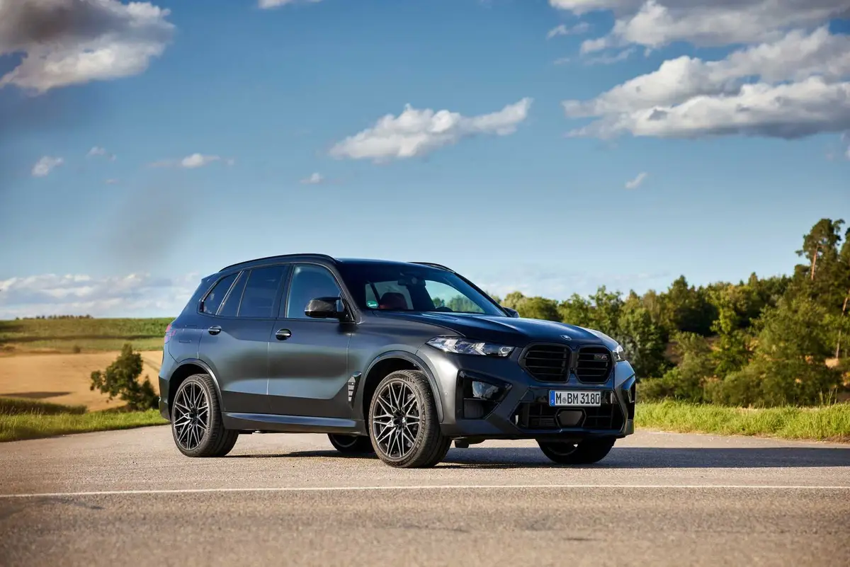 BMW X5 M (БМВ X5 M) из Китая под заказ — в движении, вид спереди сбоку