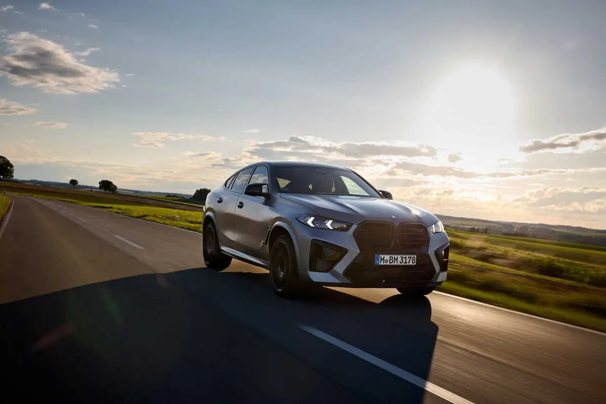 BMW X6 M из Китая под заказ — на дороге, вид спереди
