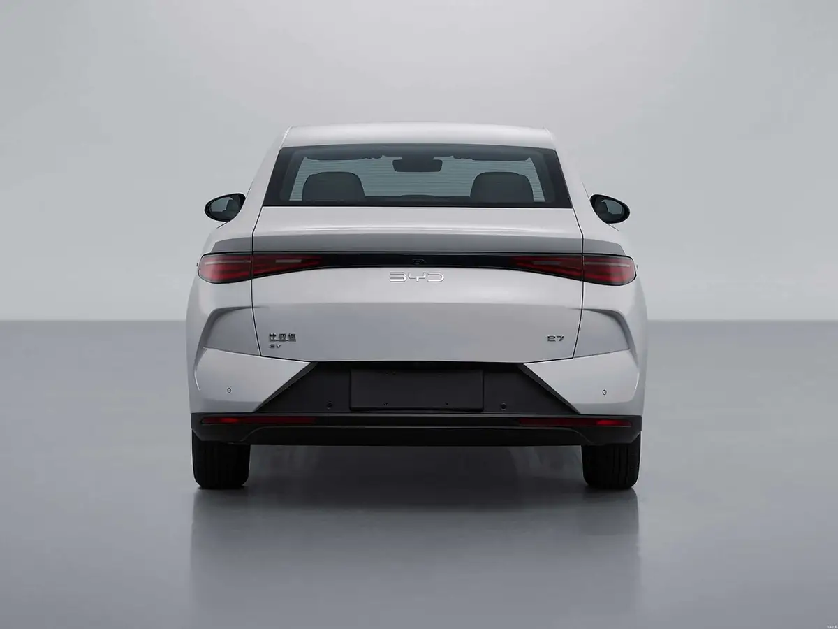 BYD E7 из Китая под заказ — Панорамная крыша и тепловой насос: что есть уже в базе