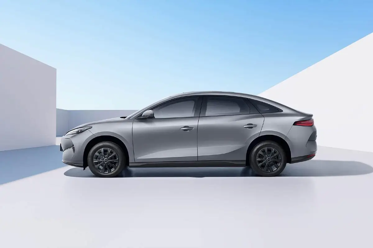 BYD E7 из Китая под заказ — Ассистенты и русское меню