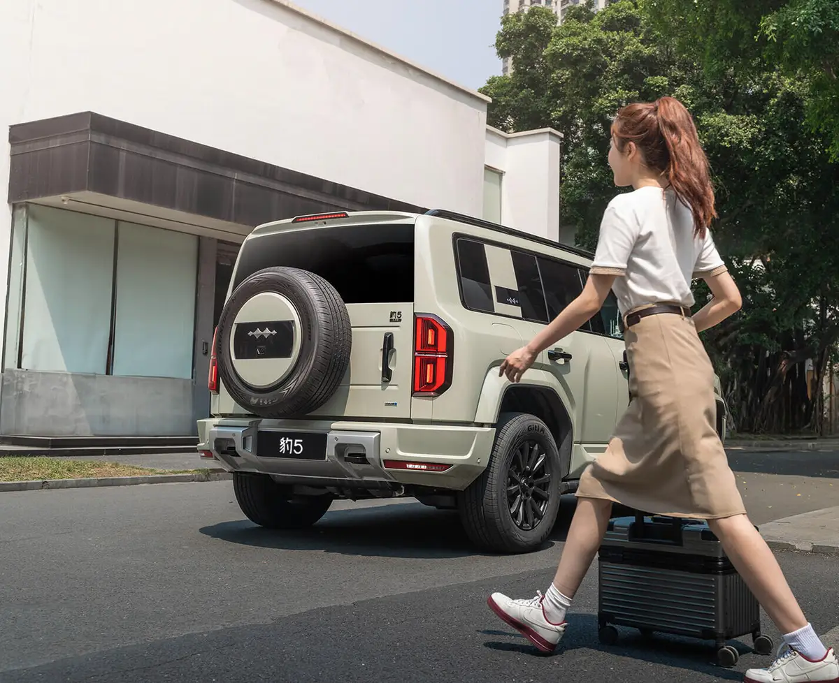 BYD Leopard 5 (БИД Леопард 5) из Китая под заказ — Габариты BYD Leopard 5: длина 4890 мм и багажник