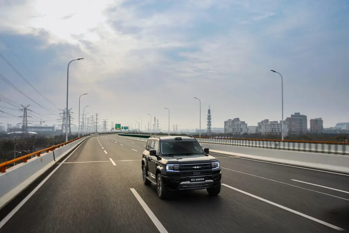 BYD Leopard 5 (БИД Леопард 5) из Китая под заказ — Подвеска DiSus-P: клиренс 310 мм и брод 790 мм