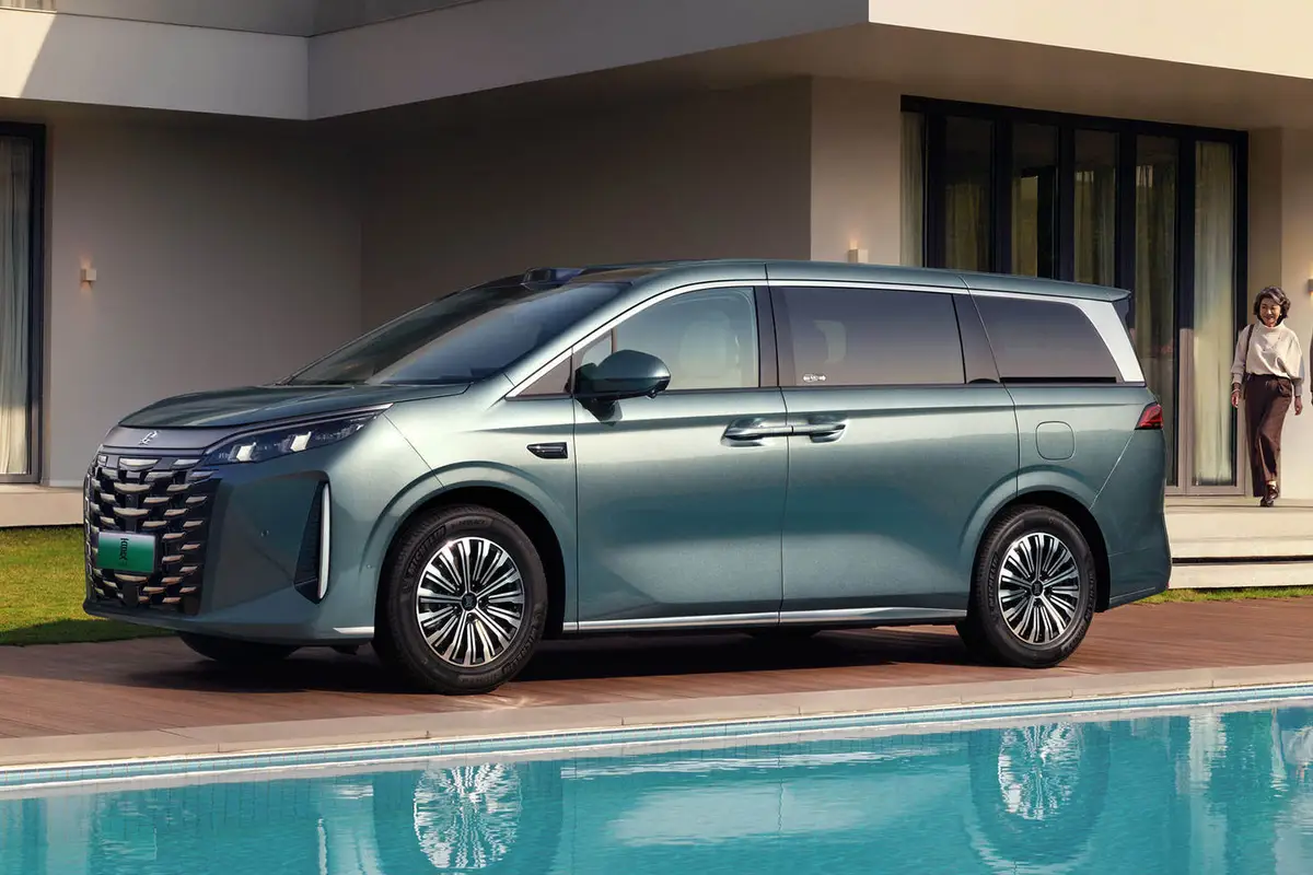 BYD Xia из Китая под заказ — вид спереди в три четверти