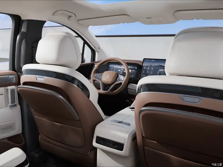 BYD Xia из Китая под заказ — Салон BYD Xia: капитанские кресла и четыре экрана