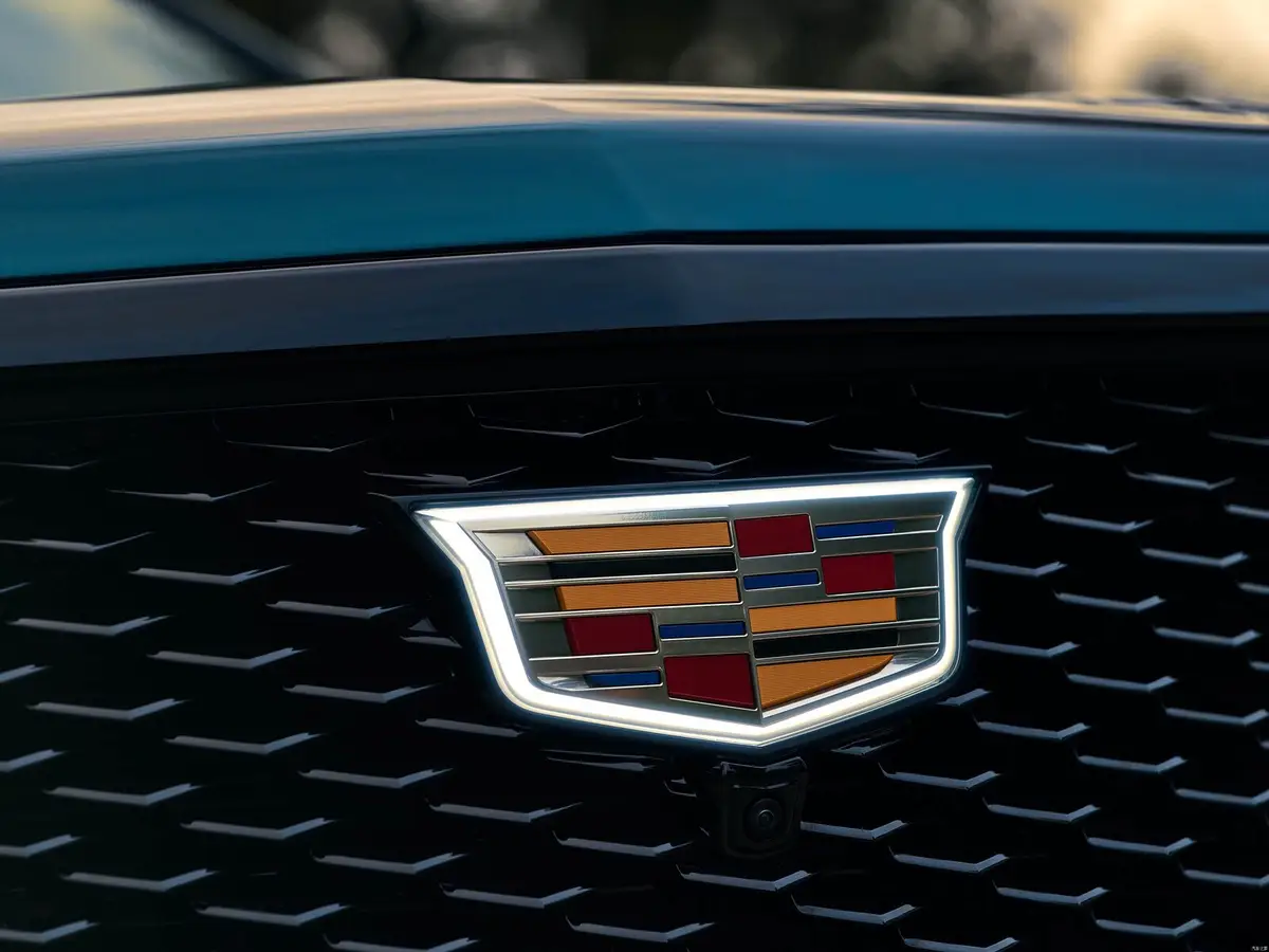 Cadillac Escalade (Кадиллак Эскалейд) из ОАЭ под заказ — Чем эмиратский Escalade отличается от привычного
