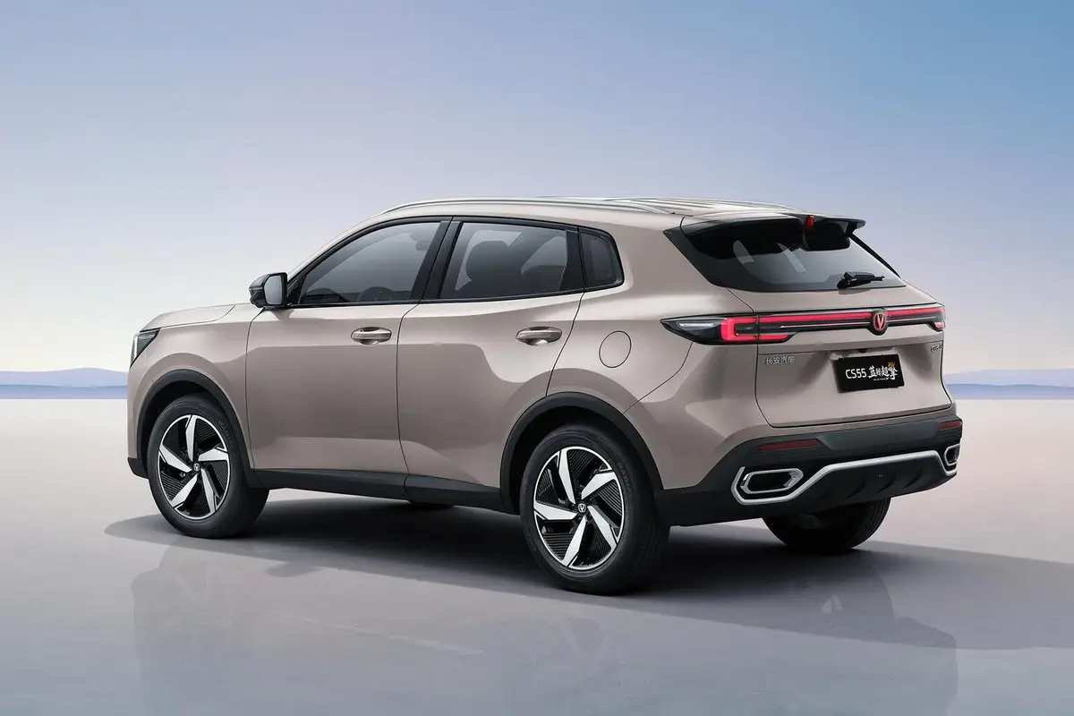 Changan CS55 Plus (Чанган CS55 Plus) из Китая под заказ — вид сзади в три четверти
