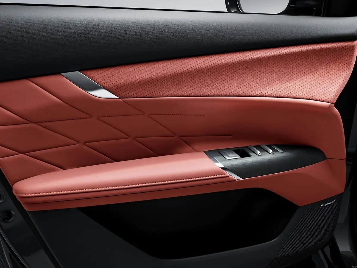 Changan CS75 Plus (Чанган CS75 Plus) из Китая под заказ — Корма, световая линия и багажник до 1450 л