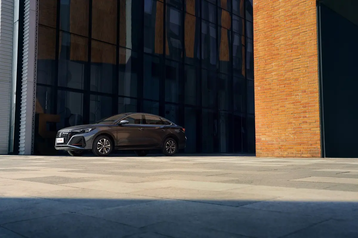 Changan Eado Plus (Чанган Еадо Плюс) из Китая под заказ — Габариты Changan Eado Plus: 4730 мм и база 2700 мм