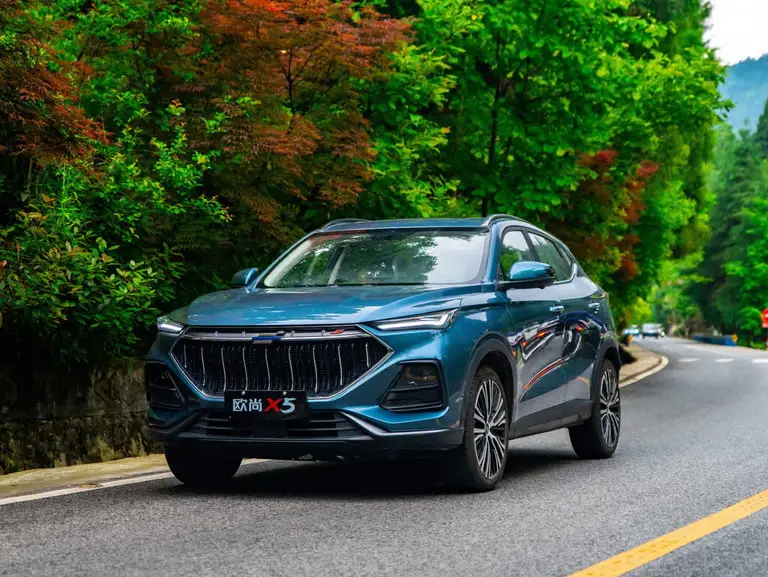 Changan Oshan X5 из Китая под заказ — вид спереди в три четверти на дороге