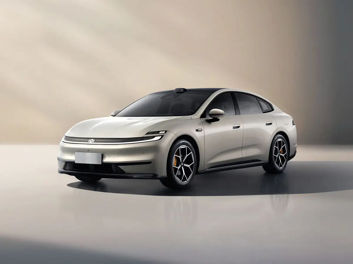 Заказ гибридных автомобилей из Китая — Changan Qiyuan A06 — кузов сзади и сбоку