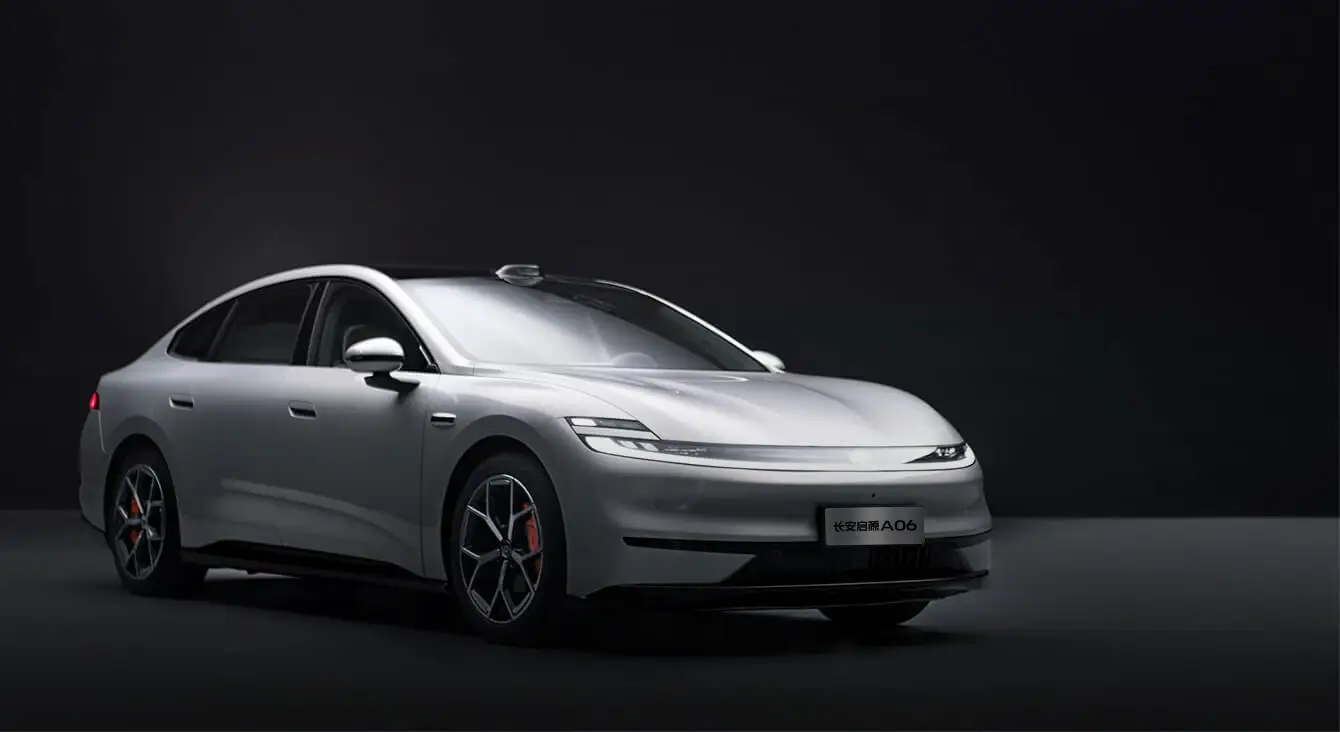Серебристый седан Changan Qiyuan A06 в студии, вид спереди сбоку