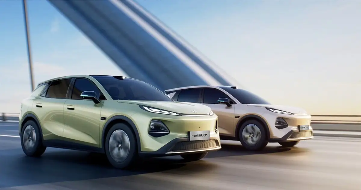 Changan Qiyuan Q05 (Nevo Q05) из Китая под заказ — в движении, вид спереди