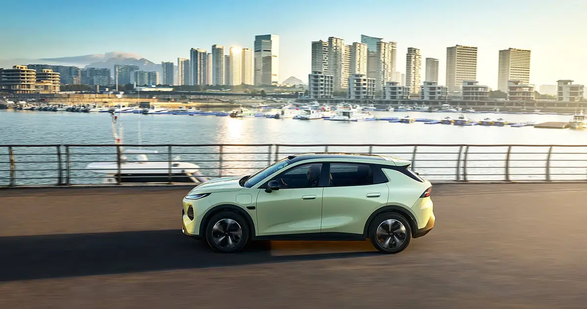 Changan Qiyuan Q05 (Nevo Q05) из Китая под заказ — вид спереди в три четверти на набережной