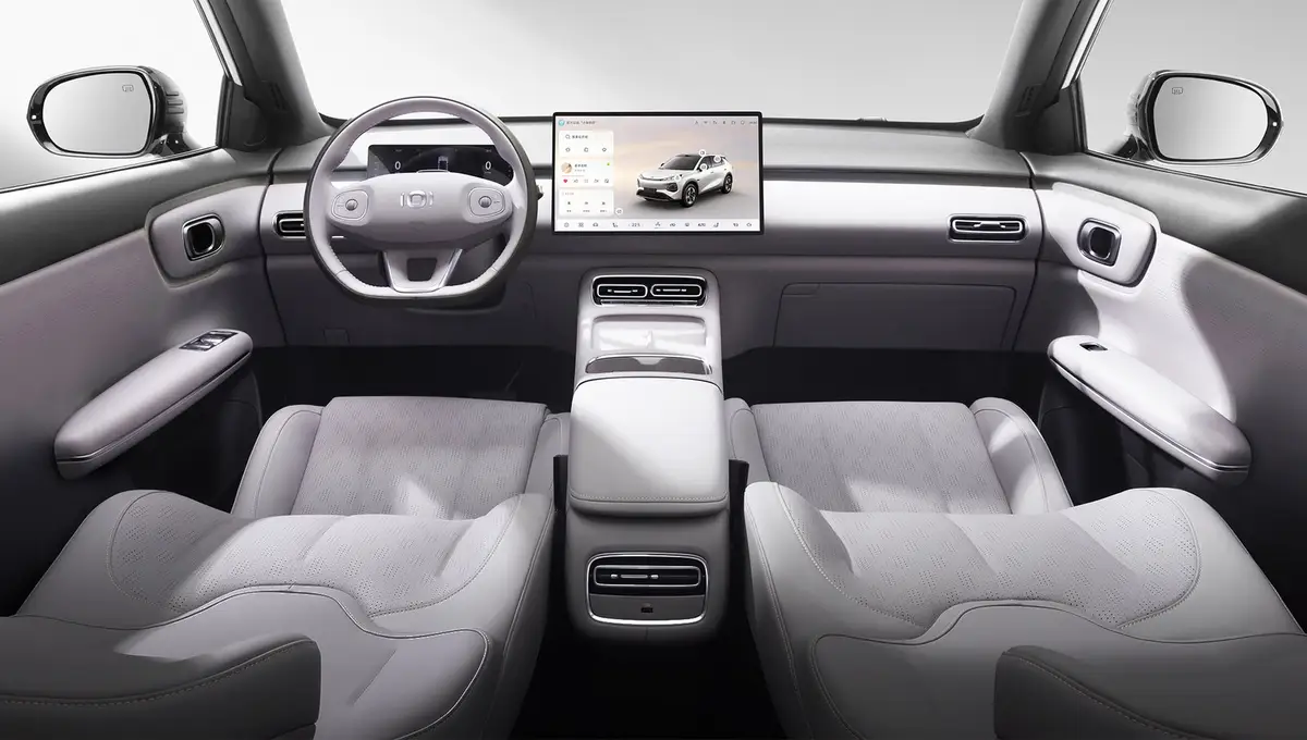 Changan Qiyuan Q05 (Nevo Q05) из Китая под заказ — салон, передняя панель