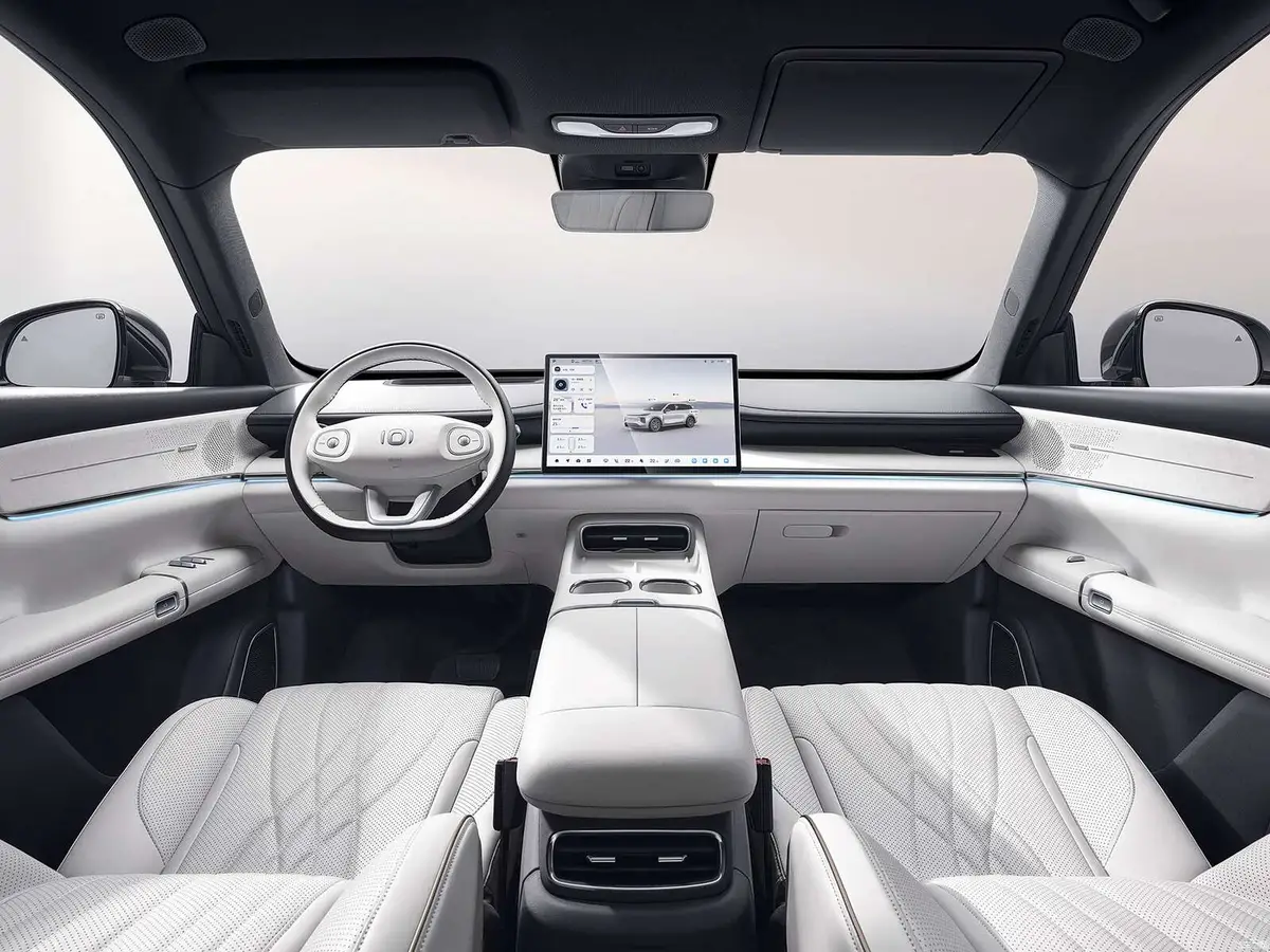 Changan Nevo Q07 из Китая под заказ — Салон Nevo Q07: экран 15,4 дюйма и AR-HUD
