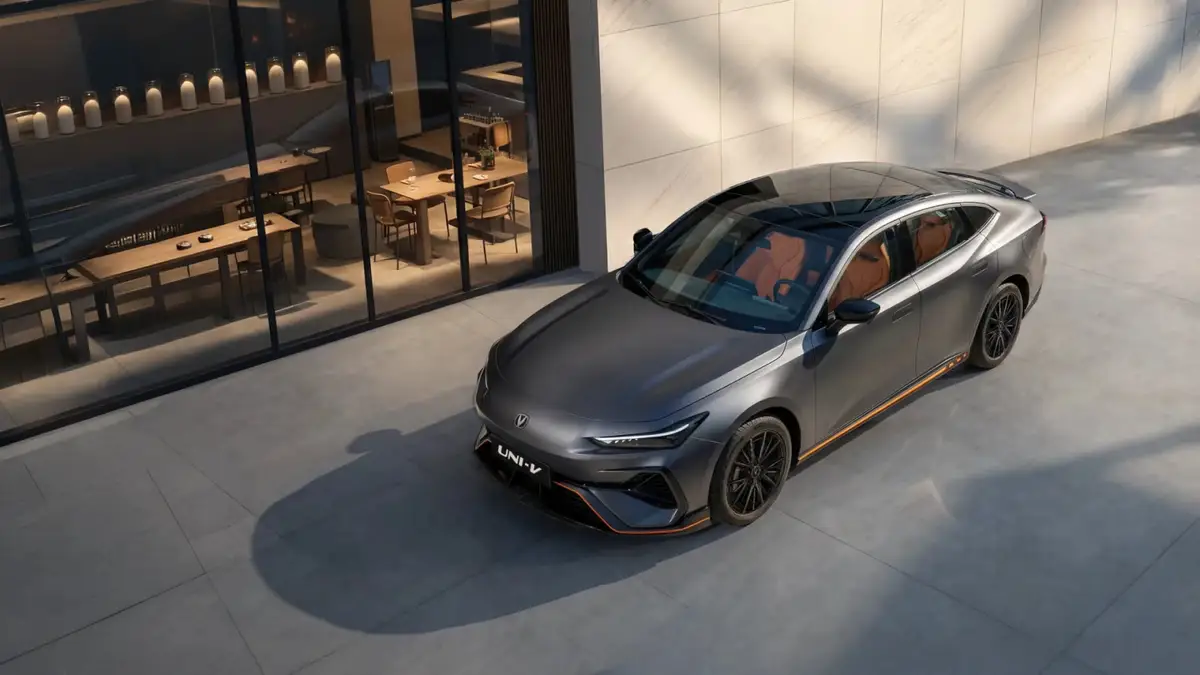 Changan UNI-V (Чанган UNI-V) из Китая под заказ — в три четверти у здания