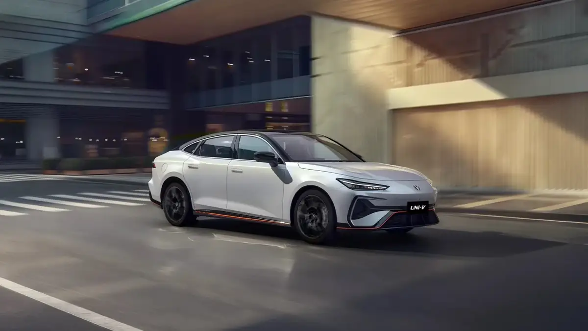 Changan UNI-V (Чанган UNI-V) из Китая под заказ — белого цвета в городе