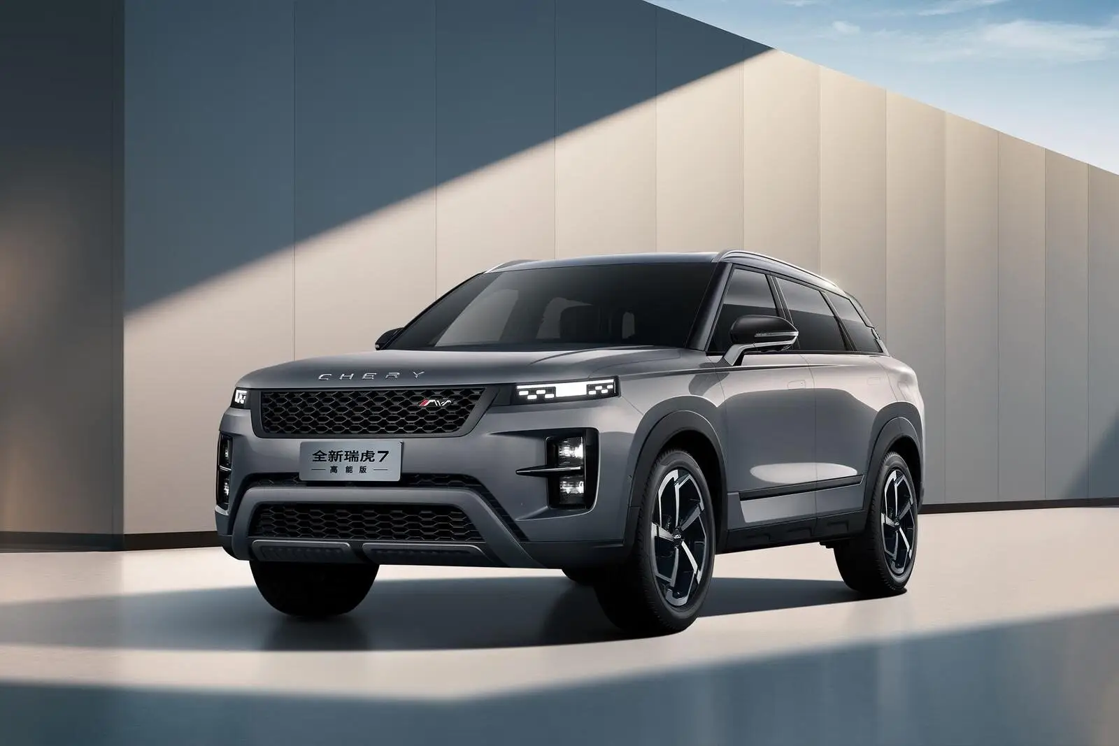 Серый Chery Tiggo 7 на фоне стены, вид спереди