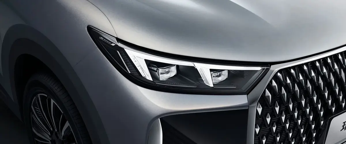 Chery Tiggo 8 (Чери Тигго 8) из Китая под заказ — пятого поколения, фара и решётка радиатора крупным планом