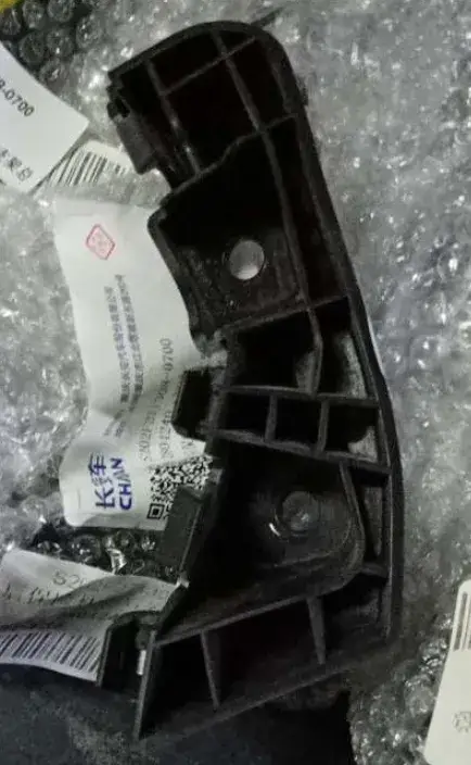 Задний боковой кронштейн заднего бампера правый