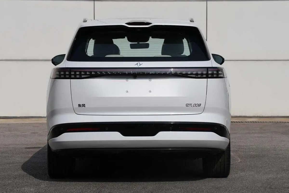Dongfeng eπ 008 из Китая под заказ — Ручки заподлицо, корма и обновление 2026 года