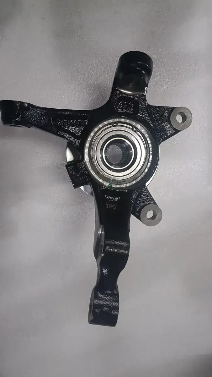 Передний поворотный кулак правый
