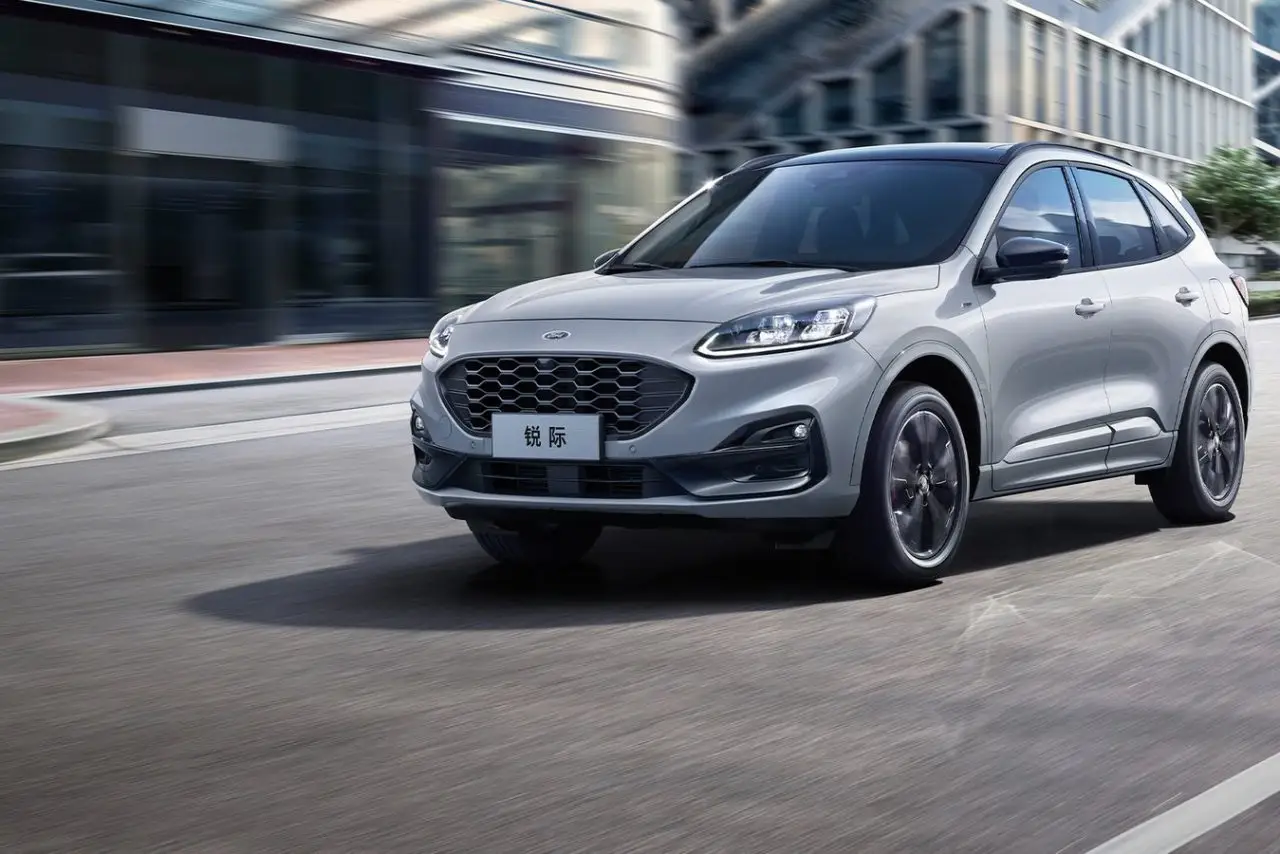 Ford Escape из Китая под заказ — вид спереди в три четверти
