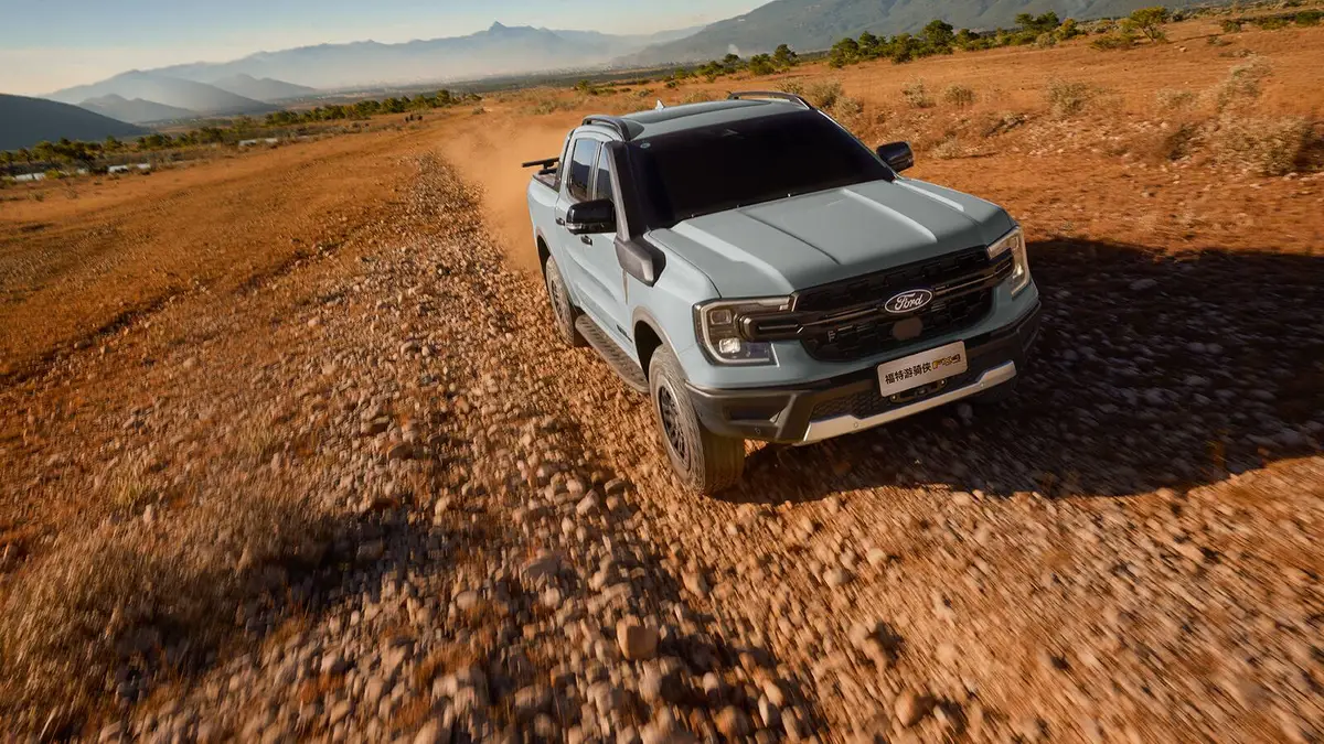 Заказ бензиновых и дизельных автомобилей из Китая — Ford Ranger на грунтовой дороге, вид спереди
