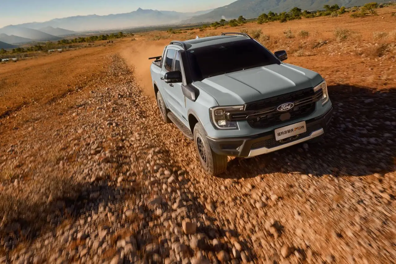Ford Ranger из Китая под заказ — на грунтовой дороге, вид спереди