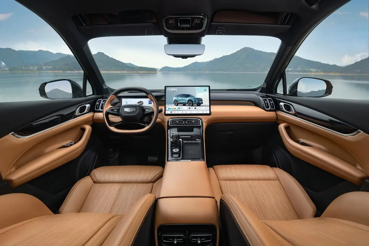 Geely Boyue L из Китая под заказ — Салон: экран 15,4 дюйма и проекция AR-HUD