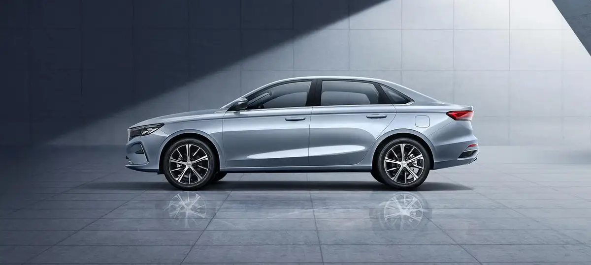 Geely Emgrand (Джили Эмгранд) из Китая под заказ — в профиль в светлой студии