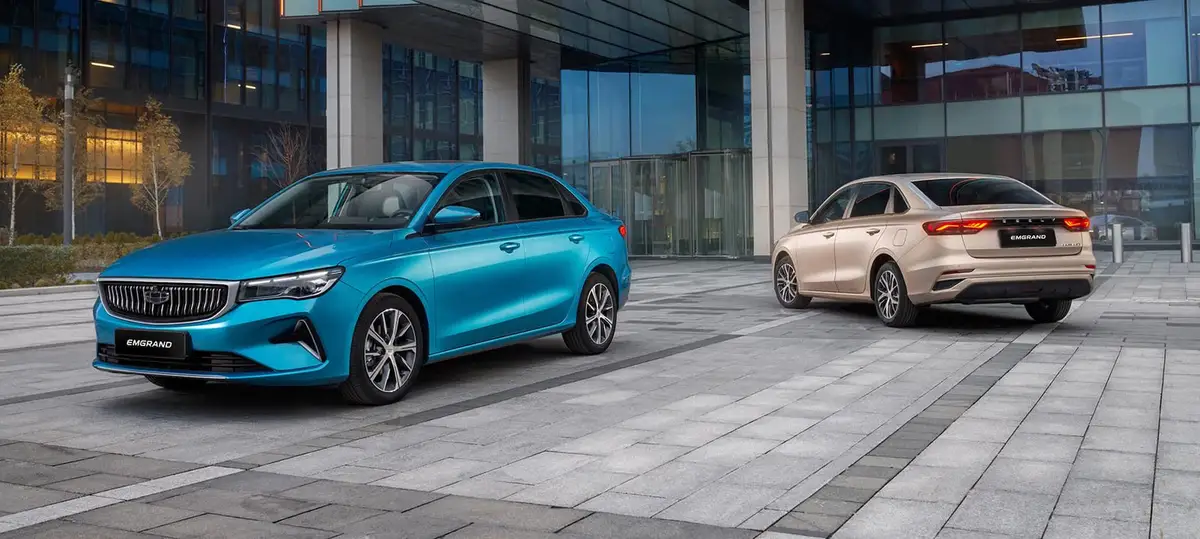 Geely Emgrand (Джили Эмгранд) из Китая под заказ — Синяя у современной архитектуры