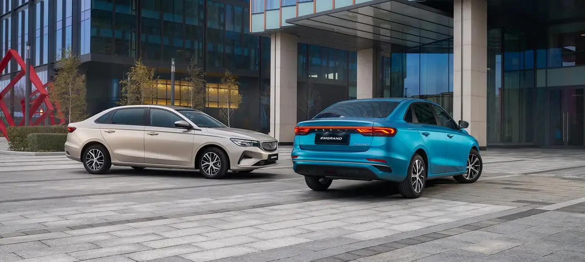 Geely Emgrand (Джили Эмгранд) из Китая под заказ — Светлая сзади у здания