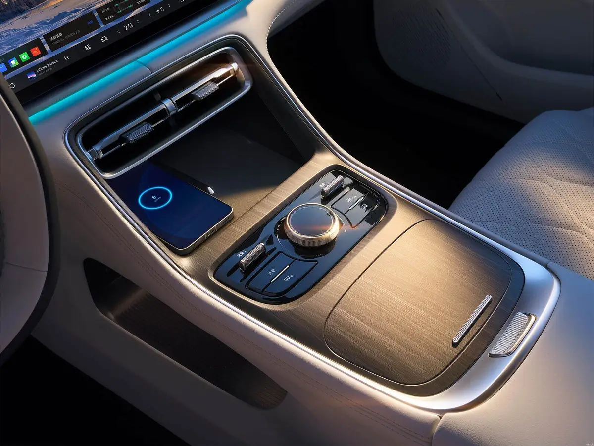 Geely Galaxy A7 из Китая под заказ — салон, центральная консоль