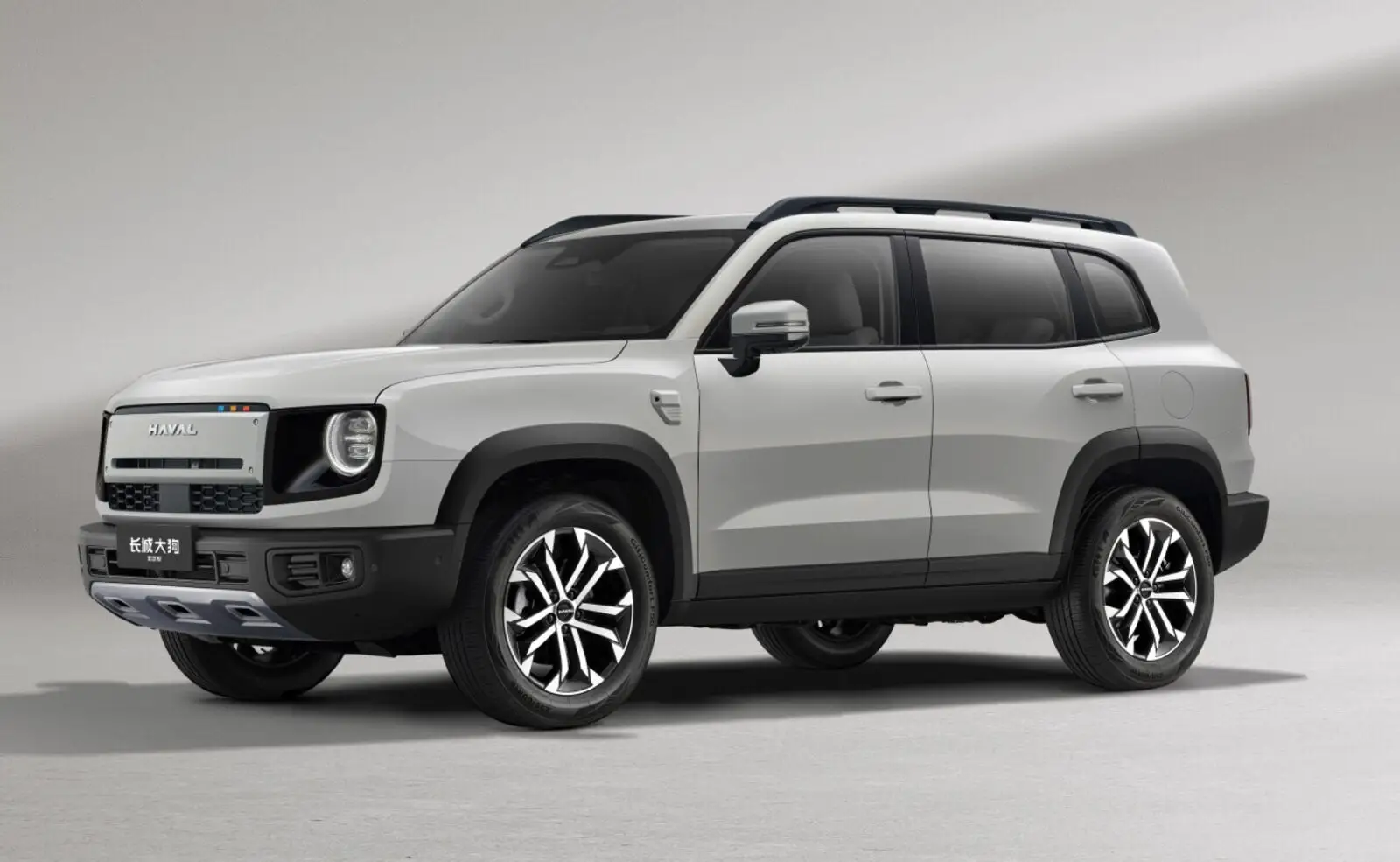 Серый Haval Dargo сбоку на светлом фоне