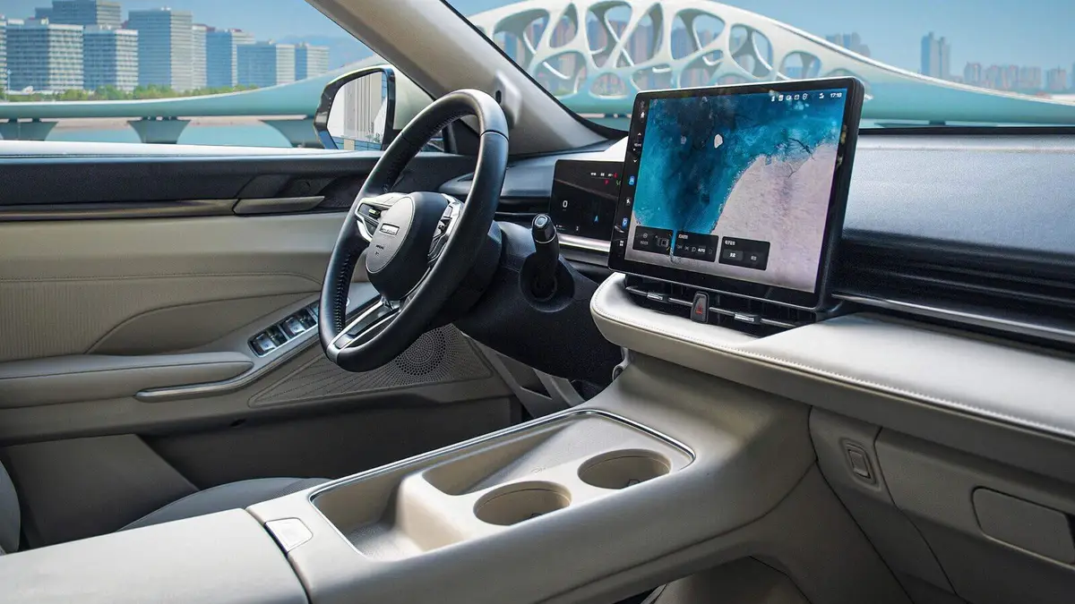 Haval H6 (Хавал H6) из Китая под заказ — Салон Haval H6: экран 12,3 дюйма и багажник 560 литров