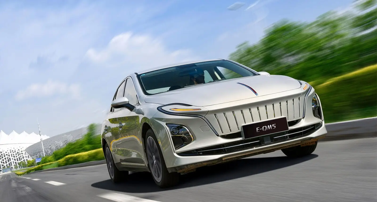 Hongqi E-QM5 — вид спереди в три четверти