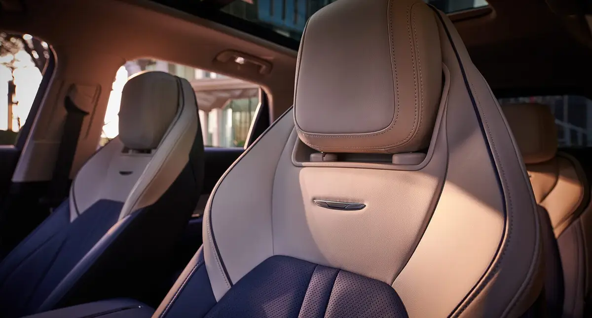 Hongqi HS3 (Хончи HS3) из Китая под заказ — Салон Хончи HS3: два экрана и 253 цвета подсветки