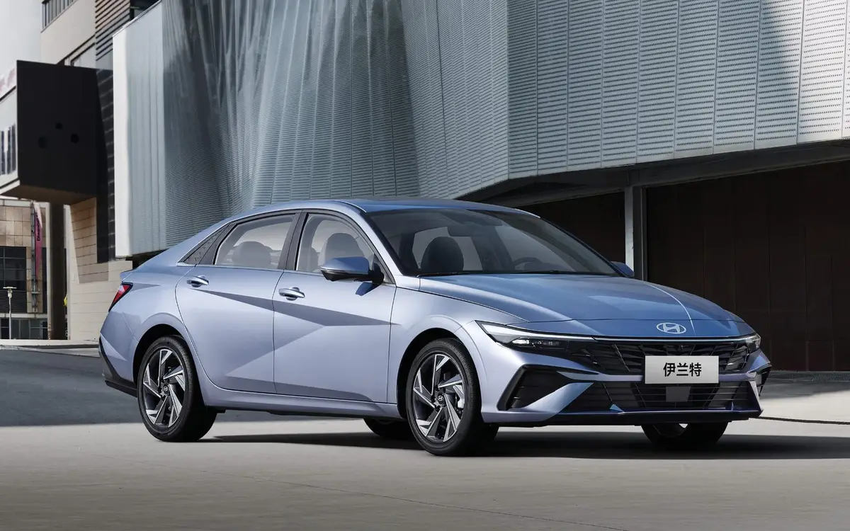 Hyundai Elantra (Хендай Элантра) из Китая под заказ — у здания