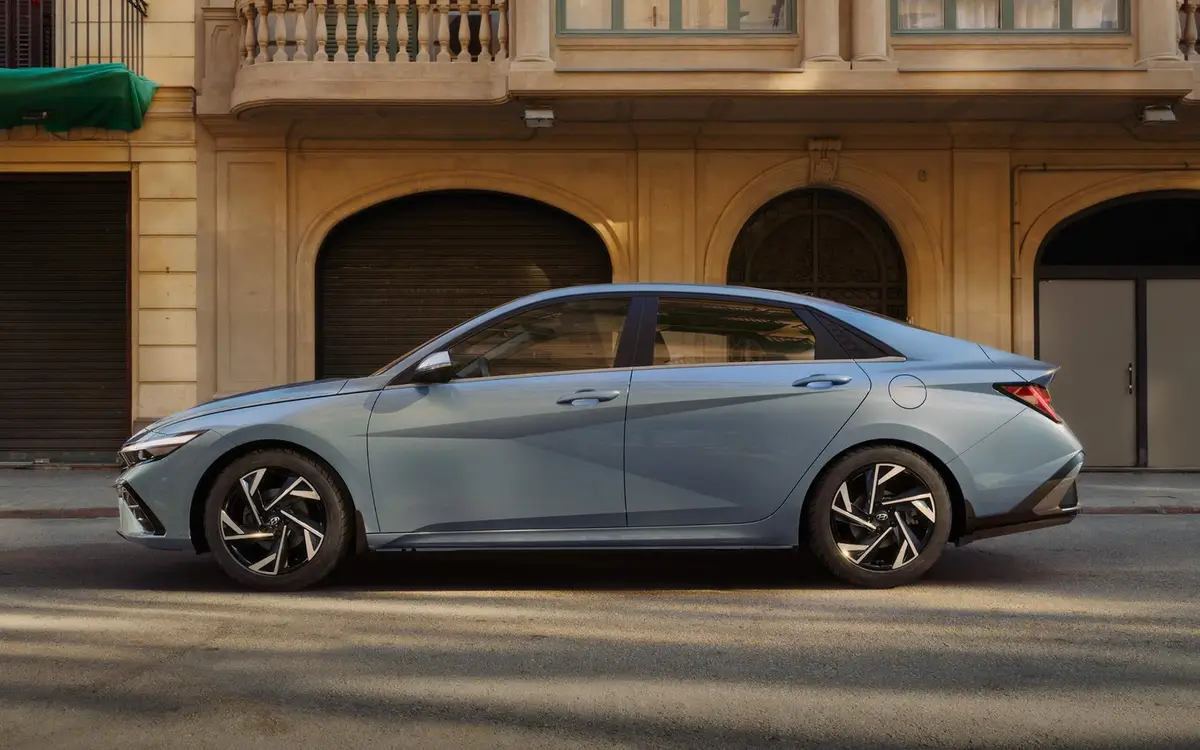 Hyundai Elantra (Хендай Элантра) из Китая под заказ — вид сбоку